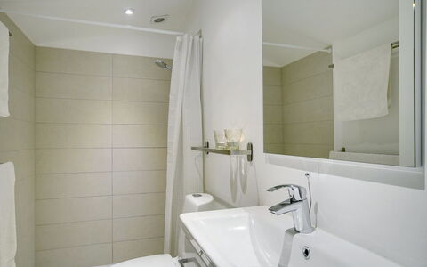 Claudette - 1Km from the Sea: Piso, Diseño De Interiores, Pared, Suelo, Arreglo De Tubería, Baño, Lavabo, Habitación, Grifo, Techo