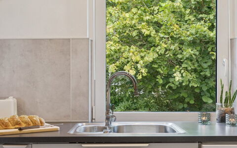 Merit - 800M from the Sea: Mostrador, Fregadero, Arreglo De Tubería, Lavabo, Cocina, Grifo, Diseño De Interiores, Plomería, Casa, Aparato De Cocina