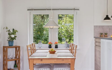 Merit - 800M from the Sea: Mueble, Diseño De Interiores, Piso, Suelo, Mesa, Silla, Comedor, Madera, Cocina Y Comedor Mesa, Lámpara
