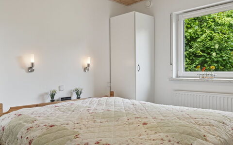 Merit - 800M from the Sea: Cama, Diseño De Interiores, Habitación, Pared, Madera, Techo, Mueble, Sábana, Piso, Lecho