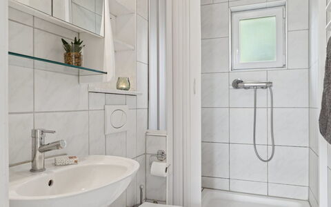 Merit - 800M from the Sea: Baño, Diseño De Interiores, Arreglo De Tubería, Pared, Piso, Lavabo Del Baño, Suelo, Lavabo, Baño, Grifo