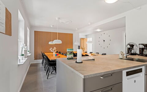 Thorward - 1.5Km from the Sea: Mueble, Diseño De Interiores, Cocina, Mostrador, Piso, Pared, Gabinetes, Suelo, Madera, Techo