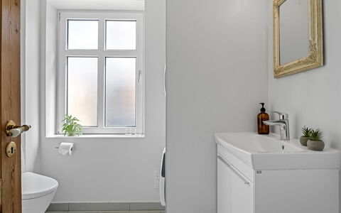 Thorward - 1.5Km from the Sea: Baño, Arreglo De Tubería, Pared, Piso, Diseño De Interiores, Suelo, Lavabo, Grifo, Lavabo Del Baño, Plomería