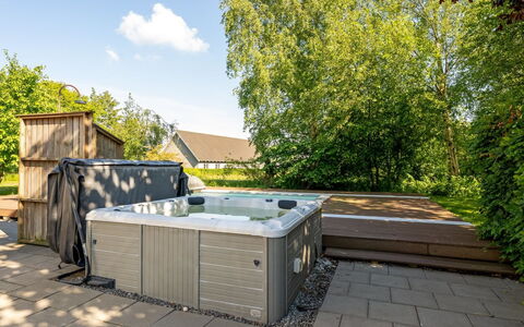 Thorward - 1.5Km from the Sea: Material Compuesto, Bañera, Piscina, Jardín, Yarda, Patio Interior, Jacuzzi, Sombra, Patio