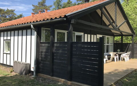 Torsten - 30M from the Sea: Techo, Casa, El Terreno Del Lote, Casa, Cabaña, Inmuebles, Edificios Del Jardín, Sombra, Cuarto De Troncos, Paisajismo