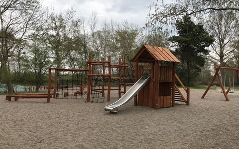 Torsten - 30M from the Sea: Techo, Casa, El Terreno Del Lote, Casa, Cabaña, Inmuebles, Edificios Del Jardín, Sombra, Cuarto De Troncos, Paisajismo