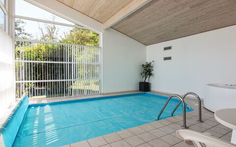 Elicia - 950M from the Sea: Diseño De Interiores, Techo, Piso, Suelo, Piscina, Mueble, Material Compuesto, Recurso, Silla, La Luz Del Día