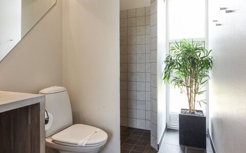 Elicia - 950M from the Sea: Piso, Pared, Suelo, Asiento Del Baño, Baño, Arreglo De Tubería, Diseño De Interiores, Baño, Loseta, Material Compuesto