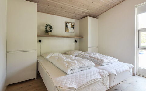 Elicia - 950M from the Sea: Cama, Mueble, Habitación, Diseño De Interiores, Piso, Suelo, Pared, Madera, Techo, Sábana