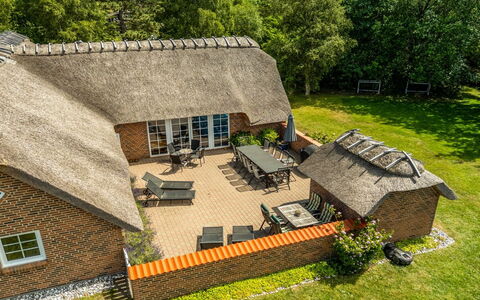 Taralyn - 1.3Km from the Sea: Techo, Casa, Puerta, Cabaña, Sombra, Vía Muerta, Yarda, Inmuebles, Patio Interior