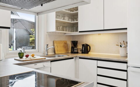 Hallveig - 1.1Km from the Sea: Aparato De Cocina, Cocina, Mostrador, Gabinetes, Diseño De Interiores, Mueble, Electrodoméstico, Electrodoméstico, Madera, Lámpara