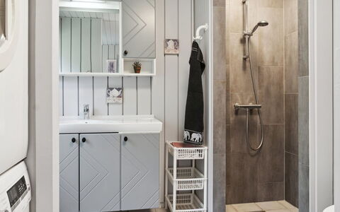 Hallveig - 1.1Km from the Sea: Diseño De Interiores, Piso, Suelo, Habitación, Techo, Puerta, Loseta, Plomería, Gabinetes