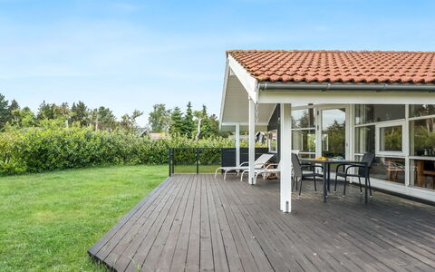 Brynhild - 400M from the Sea: Hierba, Casa, Techo, Casa, Cabaña, Arbusto, El Terreno Del Lote, Área Rural, Casa De Campo, Cobertura Del Suelo