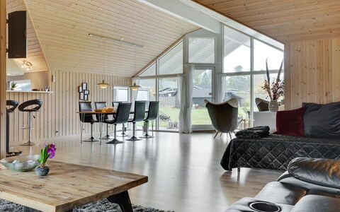 Hegge - 300M from the Sea: Madera, Techo, Diseño De Interiores, Mueble, Lámpara, Sala, Casa, Sofá, Silla, Cocina Y Comedor Mesa