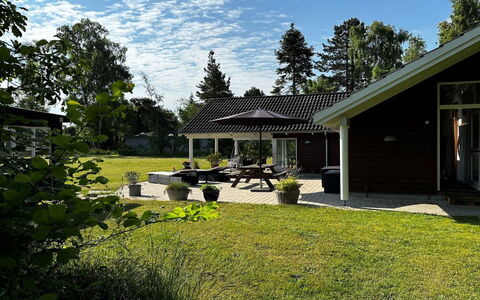 Hegge - 300M from the Sea: Hierba, Casa, Techo, Casa, Barrio Residencial, Cabaña, Césped, Jardín, Patio Interior, Vía Muerta