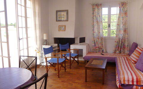 Saint Cyr sur Mer la Madrague 240: Habitación, Mueble, Propiedad, Edificio, Suelo, Diseño De Interiores, Mesa, Sala, Comedor, Casa