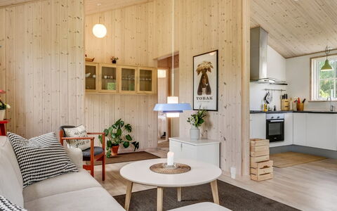 Finwith - 1.5Km from the Sea: Mueble, Diseño De Interiores, Silla, Piso, Mesa, Recurso, Suelo, Techo, Habitación, Eco Hotel