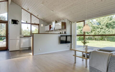 Biaver - 350M from the Sea: Diseño De Interiores, Piso, Mueble, Madera, Techo, Suelo, Sofá, Habitación, Lámpara, Sala