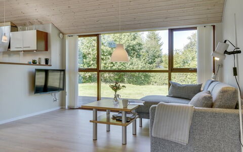 Biaver - 350M from the Sea: Mueble, Diseño De Interiores, Piso, Suelo, Madera, Techo, Sofá, Habitación, Lámpara, Sala