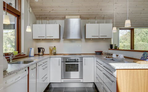 Biaver - 350M from the Sea: Cocina, Mostrador, Aparato De Cocina, Piso, Diseño De Interiores, Madera, Electrodoméstico, Gabinetes, Mueble, Techo