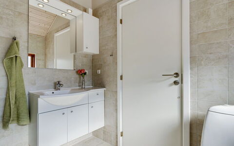 Biaver - 350M from the Sea: Piso, Arreglo De Tubería, Suelo, Madera, Diseño De Interiores, Lavabo, Baño, Grifo, Plomería, Lavabo Del Baño