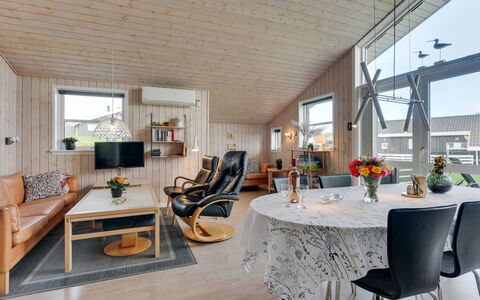 Naia - 200M from the Sea: Madera, Casa, Cabaña, Techo, Lámpara, Sala, Madera Dura, Silla, Congelación, Invierno