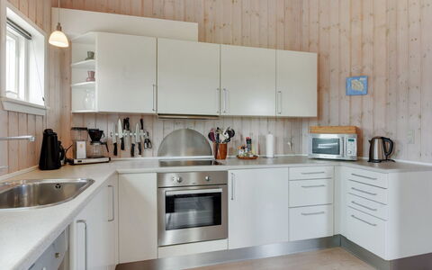 Naia - 200M from the Sea: Cocina, Aparato De Cocina, Mostrador, Electrodoméstico, Gabinetes, Diseño De Interiores, Madera, Piso, Mueble, Lavabo