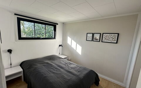 Ady - 150M from the Sea: Habitación, Pared, Diseño De Interiores, Cama, Piso, Suelo, Madera, Techo, Sábana, Lecho