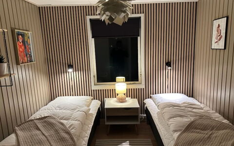 Leefke - 300M from the Sea: Pared, Diseño De Interiores, Madera, Suelo, Piso, Mueble, Habitación, Habitación, Cama, Techo