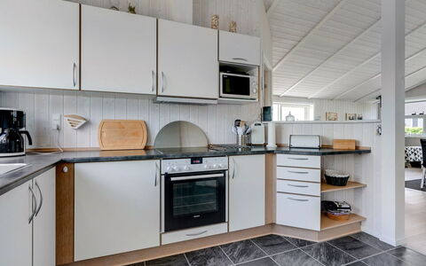 Gustava - 700M from the Sea: Cocina, Piso, Madera, Mostrador, Diseño De Interiores, Suelo, Techo, Electrodoméstico, Aparato De Cocina, Gabinetes