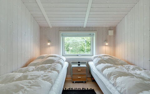 Gustava - 700M from the Sea: Madera, Habitación, Lecho, Cama, Sábana, Techo, Marco De La Cama, Habitación, Madera Dura, Tablón