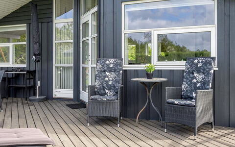 Gustava - 700M from the Sea: Mueble, Madera, Piso, Silla, Suelo, Porche, Diseño De Interiores, Mesa, Mueble Para Exteriores, Suelos De Madera