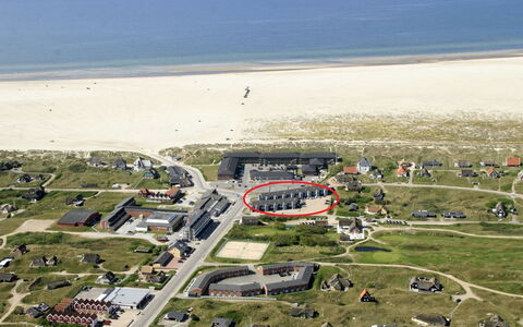Ama - 100M from the Sea: Techo, Casa, El Terreno Del Lote, Casa, Cabaña, Inmuebles, Edificios Del Jardín, Sombra, Cuarto De Troncos, Paisajismo