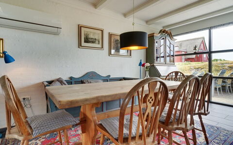 Anselmi - 450M from the Sea: Mueble, Diseño De Interiores, Madera, Piso, Mesa, Techo, Suelo, Silla, Comedor, Cocina Y Comedor Mesa