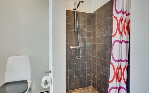 Anselmi - 450M from the Sea: Baño, Asiento Del Baño, Arreglo De Tubería, Piso, Baño, Pared, Suelo, Diseño De Interiores, Ducha, Plomería