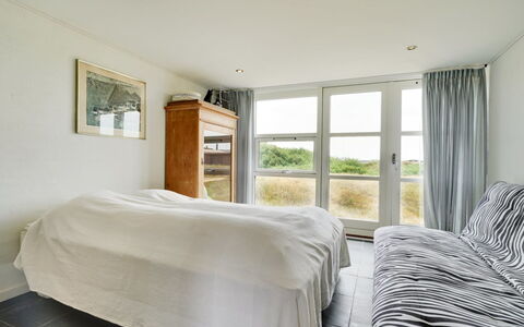 Anselmi - 450M from the Sea: Cama, Habitación, Mueble, Diseño De Interiores, Sábana, Madera, Suelo, Piso, Lecho, Linos