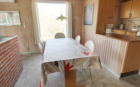Svanhild - 1.2Km from the Sea: Arbusto, Diseño Urbano, Cobertura Del Suelo, Ladrillo, Departamento, Inmuebles, Enladrillado, Balcón, Paisajismo