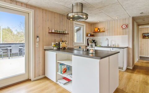 Nielsine - 1.5Km from the Sea: Cocina, Aparato De Cocina, Madera, Electrodoméstico, Mostrador, Piso, Electrodoméstico, Gabinetes, Casa, Diseño De Interiores