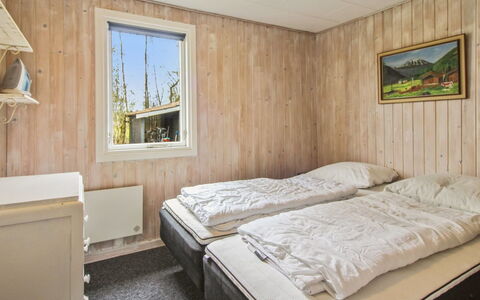Nielsine - 1.5Km from the Sea: Habitación, Cama, Madera, Sábana, Lecho, Suelo, Piso, Diseño De Interiores, Marco De La Cama, Techo