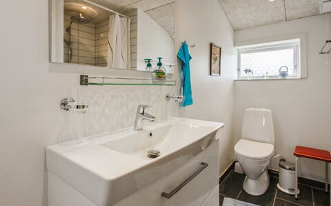 Nielsine - 1.5Km from the Sea: Lavabo Del Baño, Arreglo De Tubería, Baño, Piso, Lavabo, Diseño De Interiores, Suelo, Grifo, Mueble De Baño, Baño