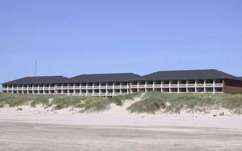 Anette - 50M from the Sea: Arbusto, Diseño Urbano, Cobertura Del Suelo, Ladrillo, Departamento, Inmuebles, Enladrillado, Balcón, Paisajismo