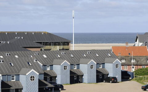 Ronia - 100M from the Sea: Techo, Arquitectura, Vía Muerta, Casa, Entrada De Coches, Inmuebles, Sombra, Yarda, La Luz Del Día, Patio