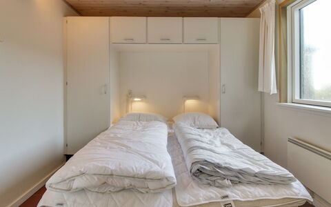 Ronia - 100M from the Sea: Habitación, Cama, Diseño De Interiores, Piso, Suelo, Madera, Mueble, Techo, Sábana, Habitación