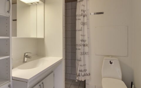 Ronia - 100M from the Sea: Arreglo De Tubería, Lavabo Del Baño, Piso, Baño, Diseño De Interiores, Suelo, Lavabo, Grifo, Plomería, Baño