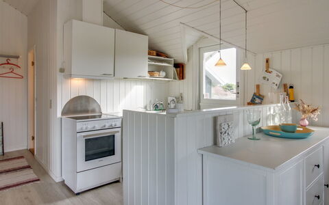 Lilja - 1.5Km from the Sea: Cocina, Diseño De Interiores, Piso, Madera, Techo, Mueble, Mostrador, Lámpara, Suelo, Aparato De Cocina