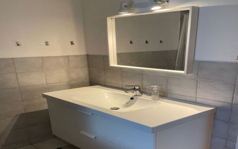 Lilja - 1.5Km from the Sea: Piso, Lavabo Del Baño, Suelo, Arreglo De Tubería, Mueble De Baño, Diseño De Interiores, Lavabo, Plomería, Grifo, Baño