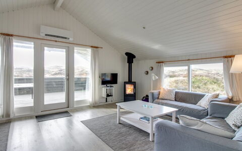 Lilja - 1.5Km from the Sea: Madera, Casa, Techo, Suelo, Mueble, Suelos De Madera, Madera Dura, Sala, Cabaña