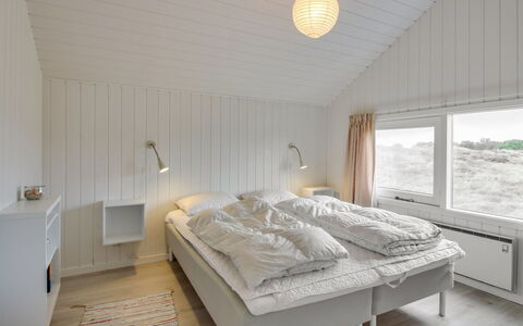 Lilja - 1.5Km from the Sea: Habitación, Techo, Cama, Lecho, Sábana, Diseño De Interiores, Suelo, Marco De La Cama, Linos, Habitación