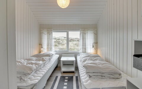 Lilja - 1.5Km from the Sea: Habitación, Cama, Lecho, Sábana, Marco De La Cama, Almohada, La Luz Del Día, Linos, Arrojar La Almohada, Colchón