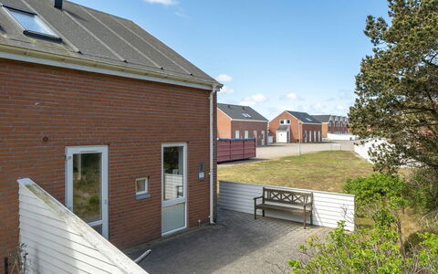 Anouk - 1.7Km from the Sea: Edificio, Superficie De La Carretera, Barrio Residencial, Casa, Techo, Casa, Barrio, Asentamientos Humanos, Puerta, Entrada De Coches